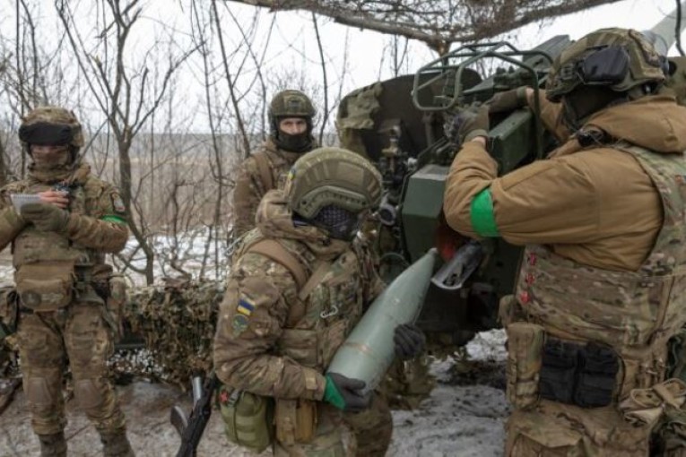 روسيا تقصف باخموت والقوات الأوكرانية تستعد لمواجهة محتملة