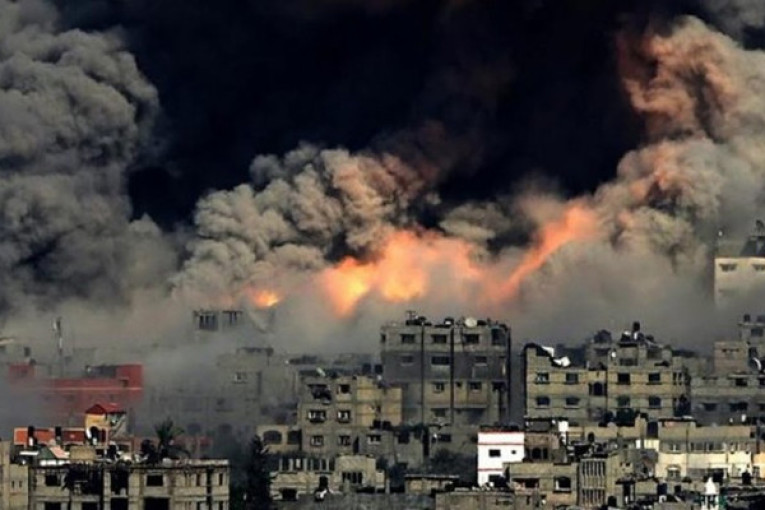 مستوطنون إسرائيليون يحرقون منازل الفلسطينيين في نابلس تحت حماية جنود الاحتلال