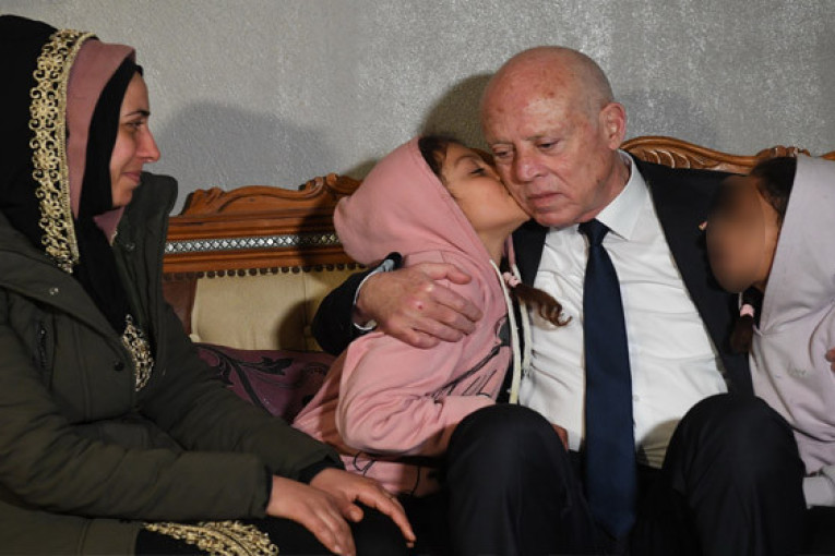 رئيس الدولة يزور عائلة الشاب الذي تبرع بكبده لفائدة الطالبة سالي