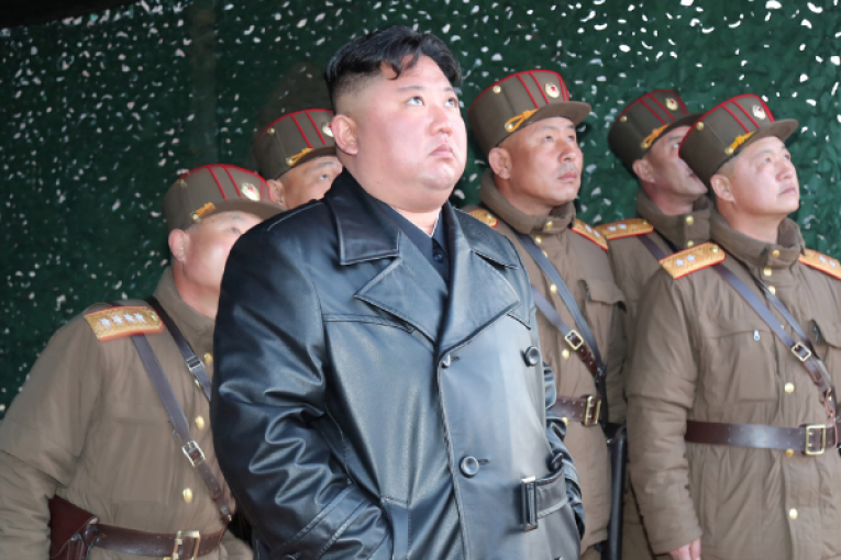 كوريا الشمالية تطلق صاروخين باليستيين في محاكاة لاستهداف قاعدة جوية أمريكية