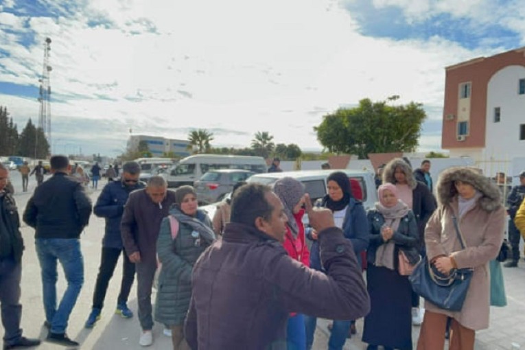 القيروان: الأساتذة النواب يغلقون الطريق بين مندوبية التربية المنصورة