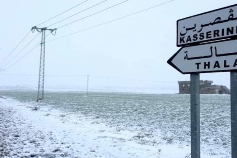 تساقط الثلوج بمرتفعات جبال الشعانبي والسلوم وسمامة