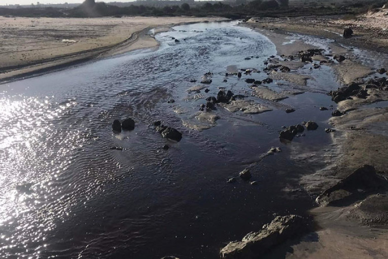 منزل تميم: تكرر تسرب مياه الصرف الصحي الى بحر يثير اسياء الأهالي