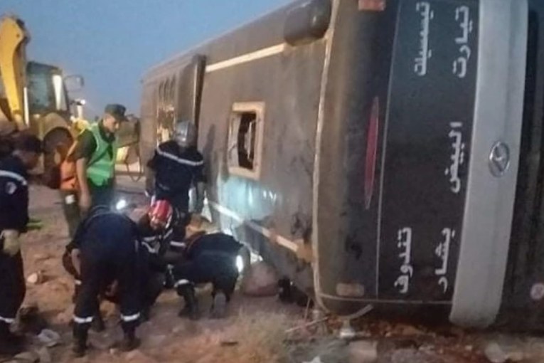 الجزائر: 10 قتلى في حادث انقلاب حافلة