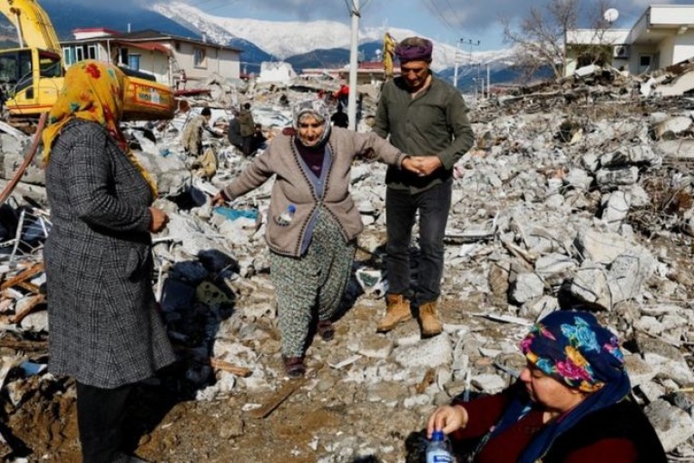 عدد قتلى الزلزال يتخطى 50 ألفا.. والهزات القوية مستمرة