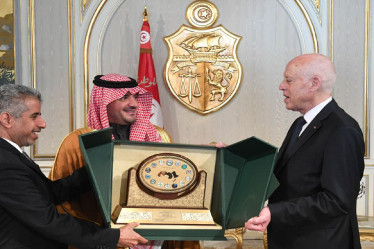 رئيس الجمهورية يتسلم الدرع التذكاري لمجلس وزراء الداخلية العرب