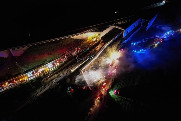 اليونان: أكثر من 36 قتيلا وعشرات الجرحى في حادث تصادم قطارين