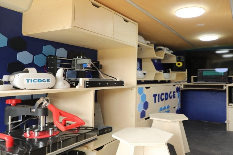 يتضمّن ورشة طباعة ثلاثية الابعاد وورشة ‘بودكاست': تدشين المختبر الرقمي المتنقّل ‘Hub Mobile’