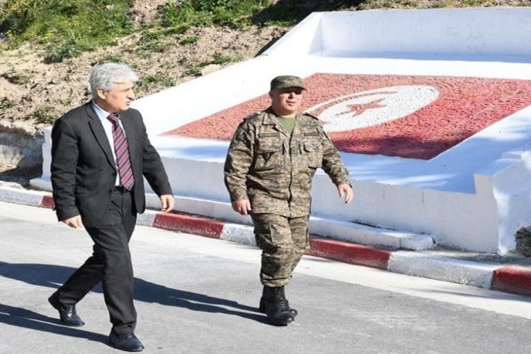 وزير الدفاع يؤدي زيارة الى الادارة العامة للذخيرة والاسلحة