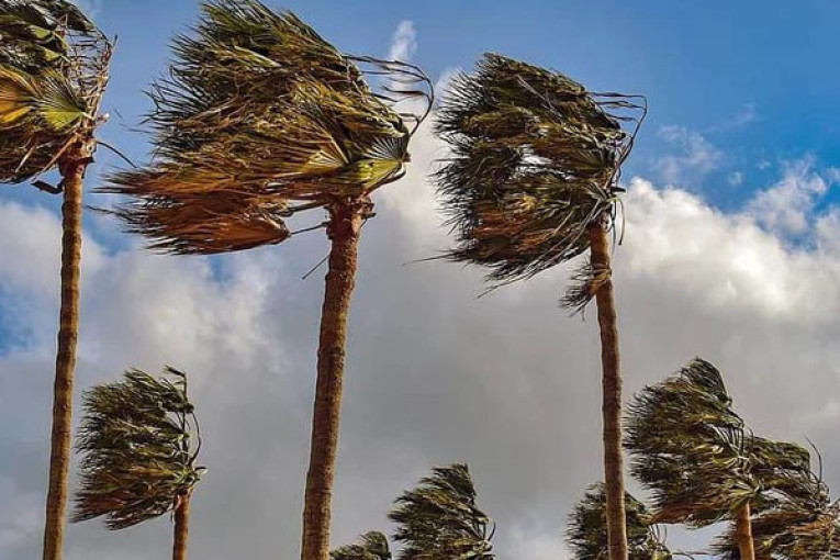 أجواء مغيمة مع أمطار متفرقة ورعدية