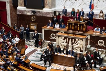 الحكومة الفرنسية تنجو من تصويت بحجب الثقة في اقتراع أول بالبرلمان