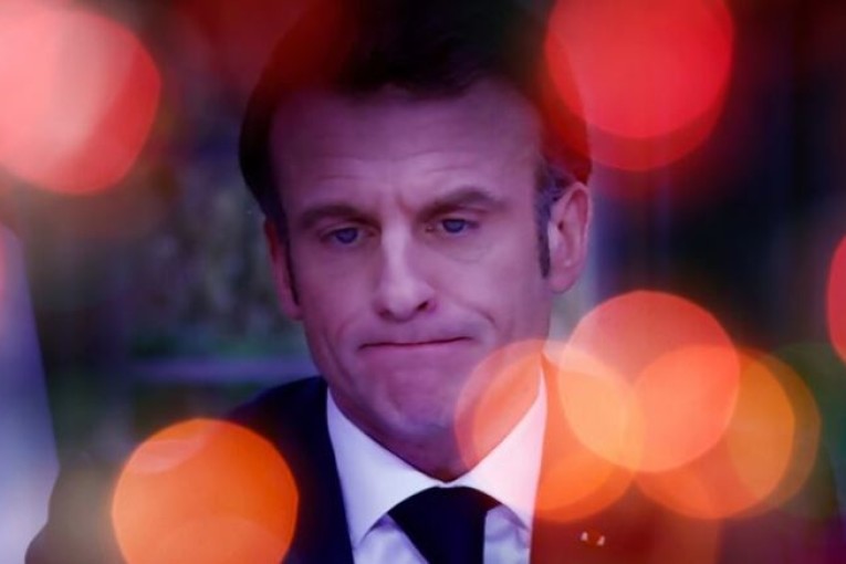 ماكرون يتمسك بإصلاح نظام التقاعد وسيبدأ تطبيقه بنهاية العام