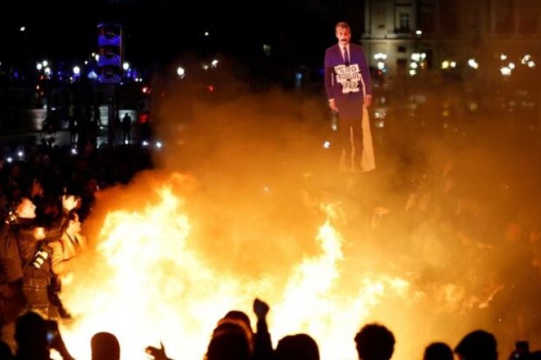 ماكرون يندد بالاحتجاجات في فرنسا ويؤكد: «العنف لا مكان له»