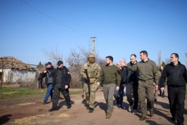 الرئيس الأوكراني يزور مواقع على الخطوط الأمامية في زابوريجيا