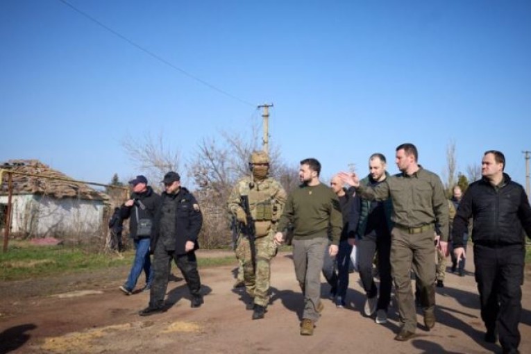 الرئيس الأوكراني يزور مواقع على الخطوط الأمامية في زابوريجيا