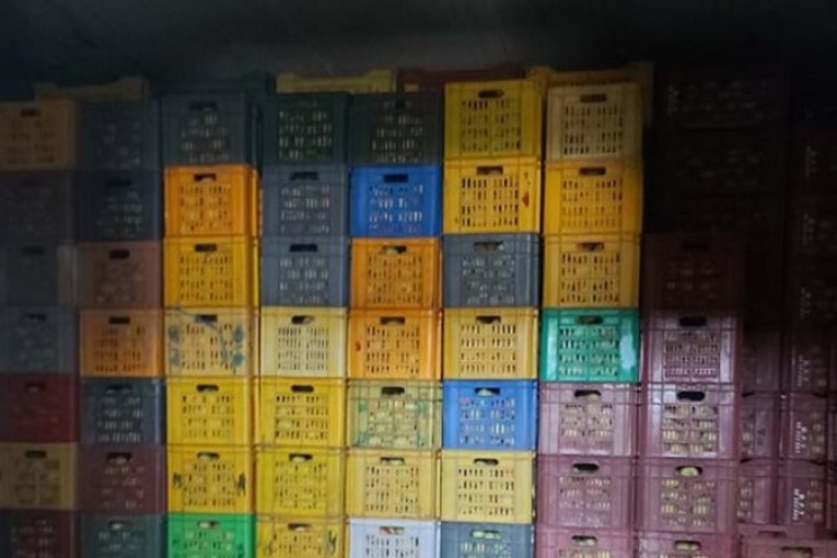 القيروان: حجز حوالي 55 طن من التفاح و31 طن من السميد بمخازن عشوائية