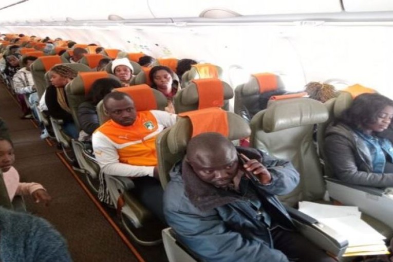 بعد إجلائهم من تونس: مالي وساحل العاج تستقبلان 300 شخص من مواطنيهما