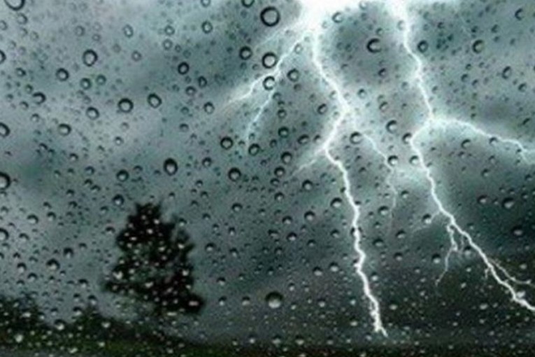 الليلة.. شدة الرياح مُتواصلة وأمطار مُتفرقة ليلا بالمناطق الساحلية الشمالية