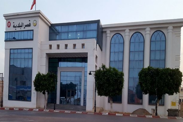 مسؤول بالداخلية: ‘قرار حل المجالس البلدية لا علاقة له بالإدارة وبالبرنامج الخصوصي للانتدابات في البلديات المحدثة’