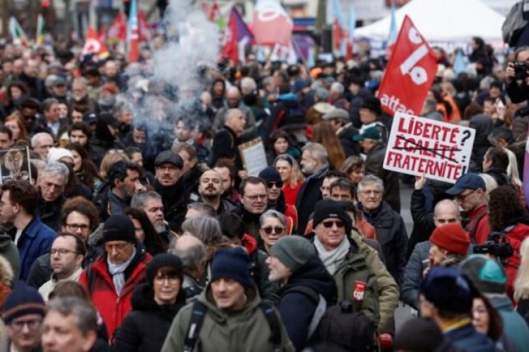 احتجاجات ضخمة في فرنسا رفضا لإصلاح نظام التقاعد