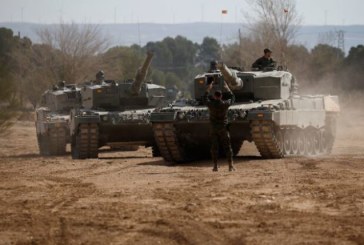 جنود أوكرانيون ينهون تدريبات على الدبابة «ليوبارد» بإسبانيا