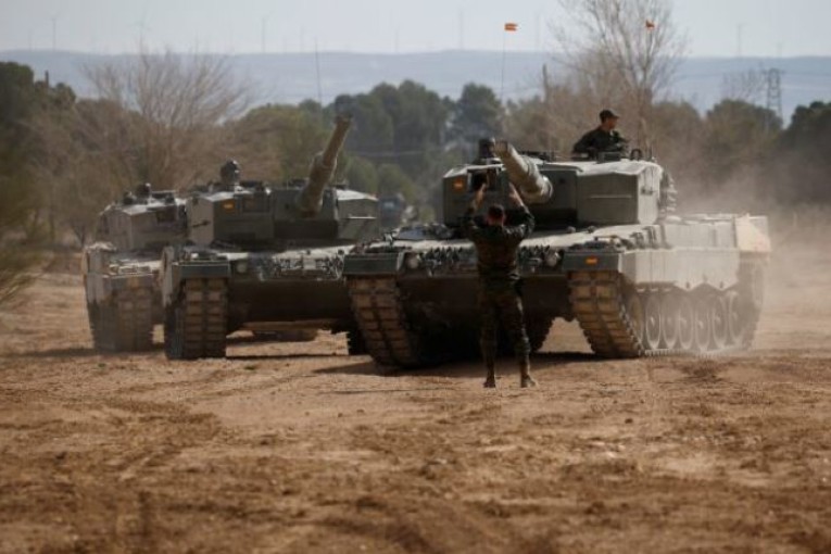 جنود أوكرانيون ينهون تدريبات على الدبابة «ليوبارد» بإسبانيا