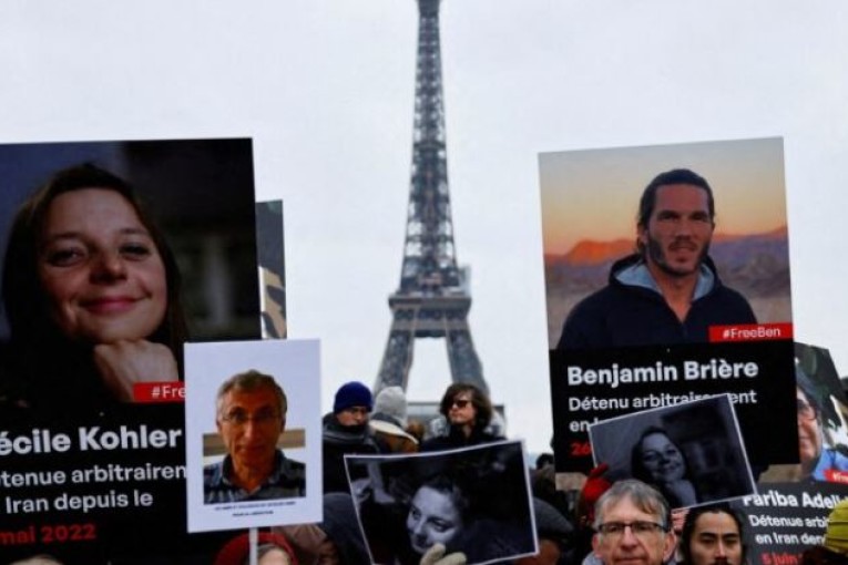 فرنسا تتهم إيران بانتهاك معاهدة دولية على خلفية احتجاز رعايا أجانب