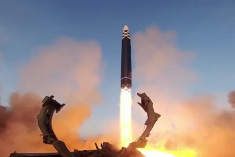 كوريا الشمالية تطلق صاروخين باليستيين