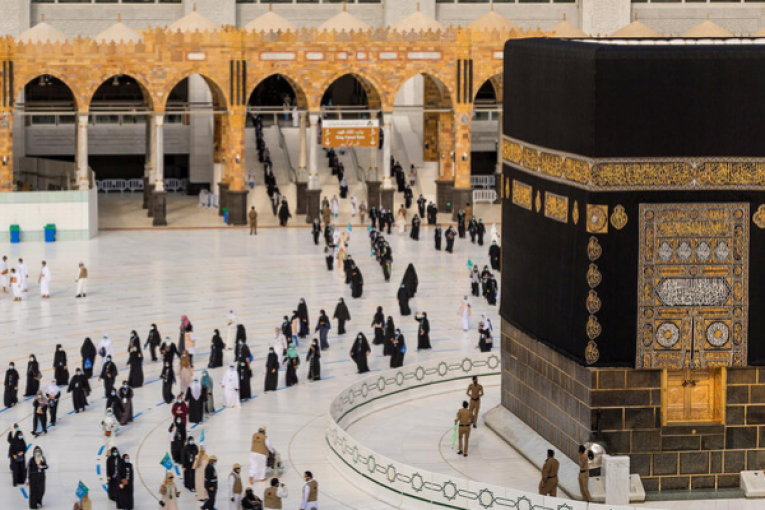 السعودية تدعو المُعتمرين لعدم حمل مبالغ كبيرة أو مجوهرات خلال القدوم لأداء مناسك العمرة