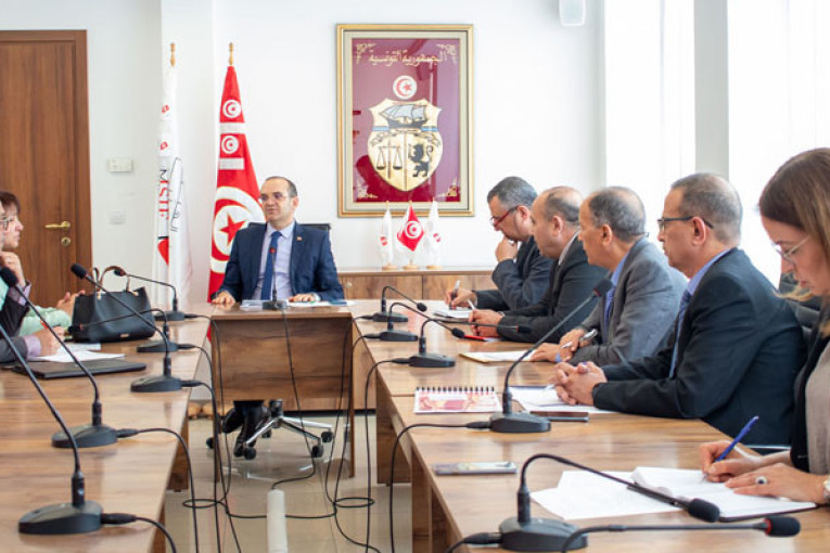 جلسة عمل بين هيئة الانتخابات ووفد من وزارة الشؤون الاجتماعية