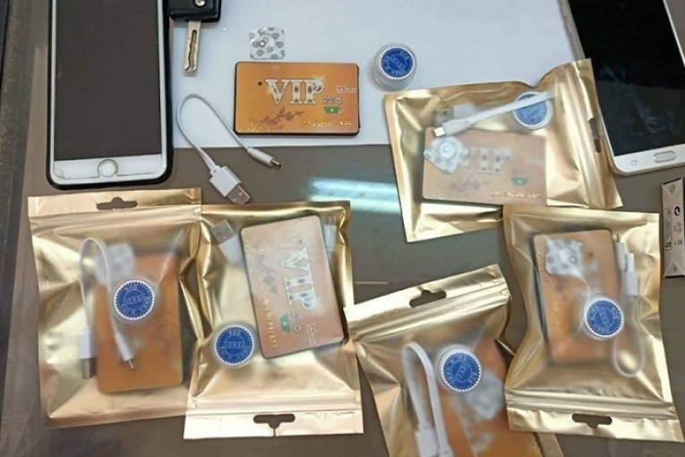 إحباط مخطّط ترويج سماعات تُستعمل للغش في الباكالوريا والاحتفاظ بفتاة تونسية وأجنبي