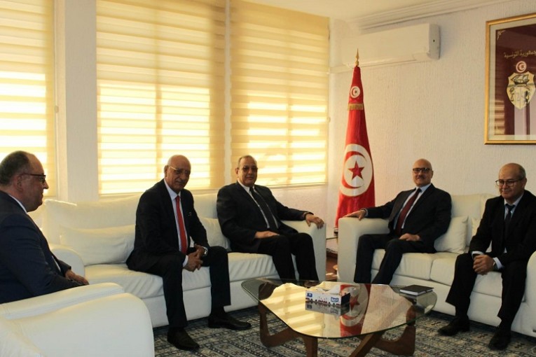 وزير الفلاحة يلتقي رئيسي اتحاد الفلاّحين ومنظّمة الأعراف