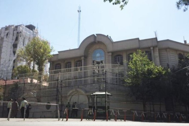 استعدادا لإعادة فتحها.. وفد سعودي يزور سفارة المملكة في طهران