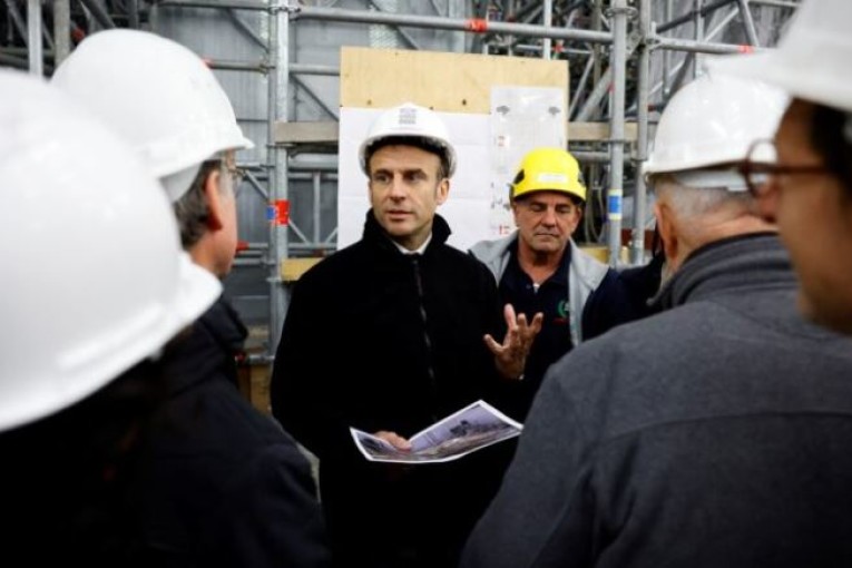 ماكرون يدعو النقابات الفرنسية لمناقشة قانون التقاعد بقصر الإليزيه