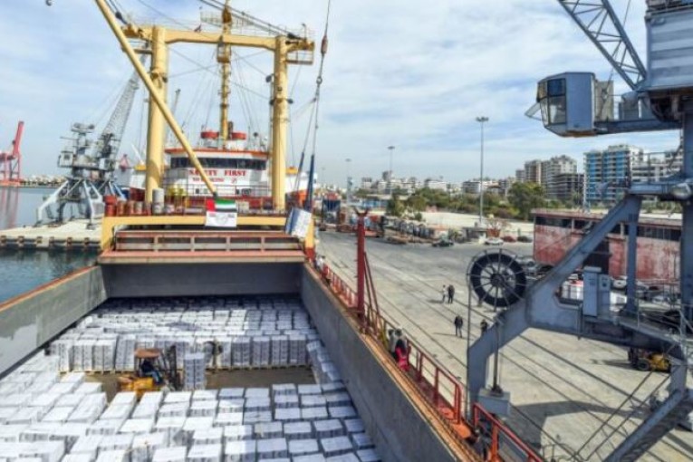 سفينة مساعدات إماراتية تصل ميناء اللاذقية بسوريا