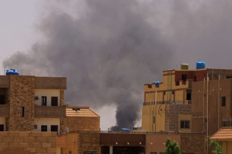 فرنسا تبدأ عملية إجلاء مواطنيها من السودان