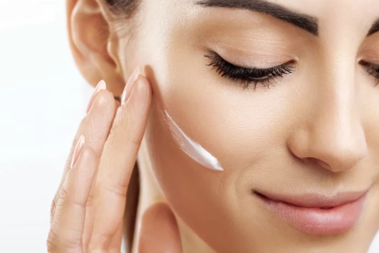 6 حيل سهلة للحفاظ على بشرة متألقة وصحية خلال شهر رمضان