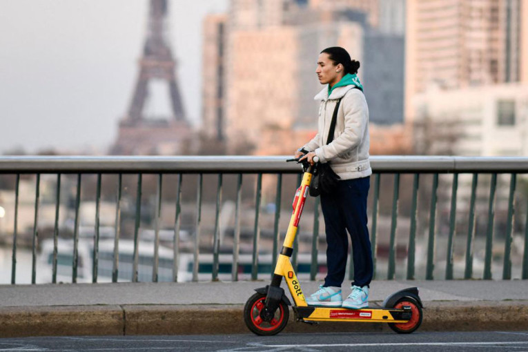 بنسبة 89%.. سكان باريس يُصوّتون لحظر تأجير “السكوتر الإلكتروني”