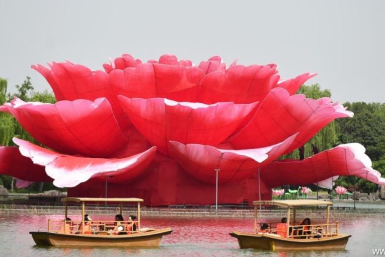 زهرة صناعية عملاقة تزيّن حديقة نباتية وسط الصين