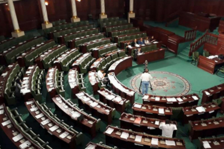 الحكومة تطلب من البرلمان استعجال النظر في مشاريع قوانين