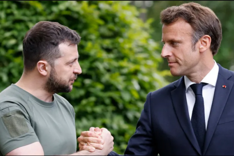 ماكرون وزيلينسكي يدعوان إلى فرض عقوبات جديدة على روسيا