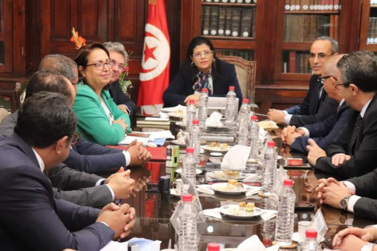 إمضاء إتّفاقية تعبئة قرض مجمع بالعملة الصعبة لدى 12 مؤسسة بنكية محلية