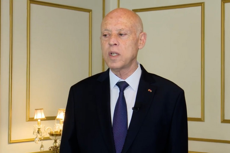 سعيّد: ‘من نهب الدولة خارج السجن..ومن كان في بيته يُردد أغنية مُعتقل!’