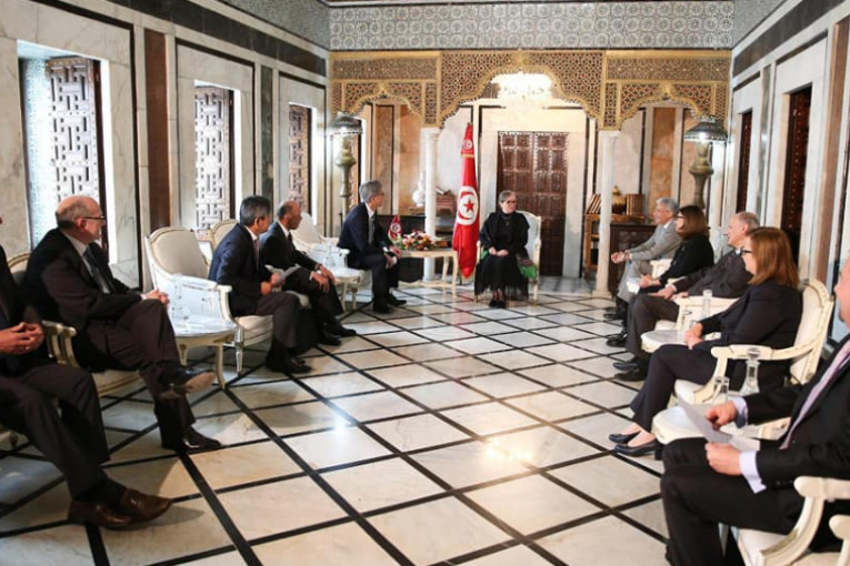 رئيسة الحكومة تلتقي وفدا صناعيا يابانيا