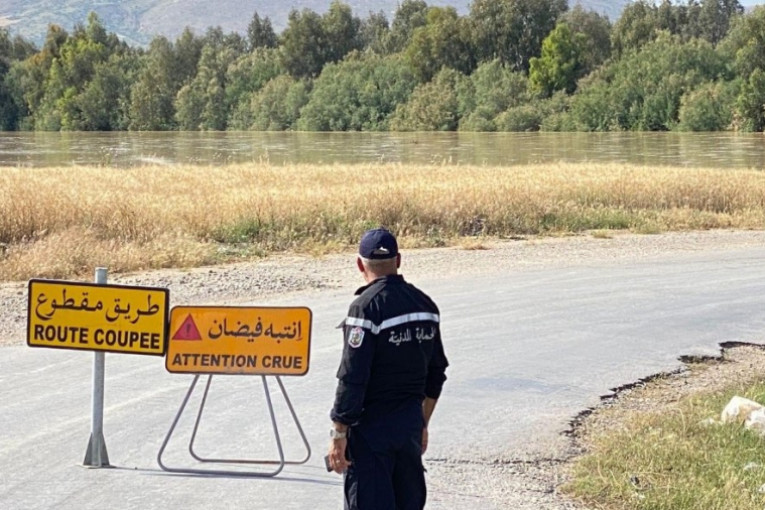 جندوبة: ارتفاع منسوب مياه وادي ملاق يتسبّب في غلق هذا الطريق