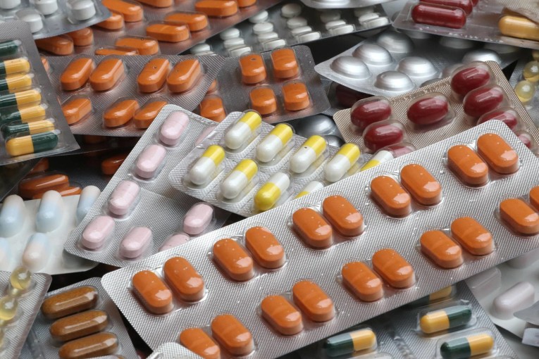 تناول الفيتامينات يومياً قد يحمي كبار السن من الخرف