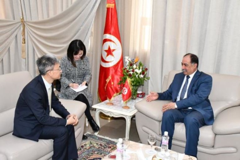 واقع التعاون القائم في المجال الأمني محور لقاء بين وزير الداخلية والسفير الصيني بتونس