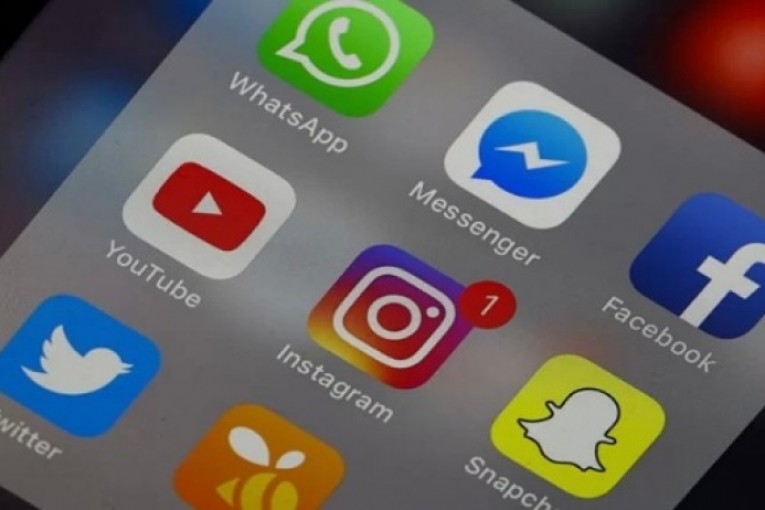 خبراء ينصحون بالإستراحة من منصات التواصل الاجتماعي والتخلص من ‘السموم الرقمية’