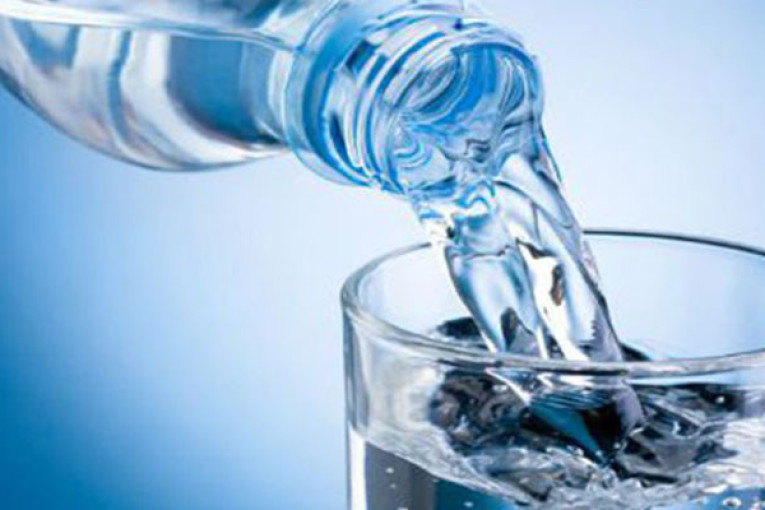 منظمة الدفاع عن المستهلك تدعو إلى مقاطعة المياه المعدنية المعروضة للشمس