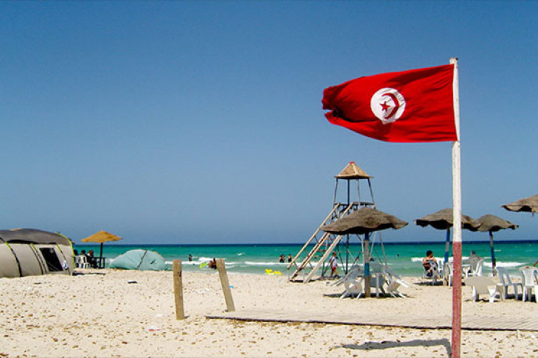 بن عروس: برمجة 14 تدخلا لتنظيف الشواطئ وغربلة الرمال على طول الشريط الساحلي للضاحية الجنوبية